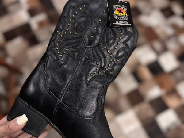 Bota country bico fino: como inserir a tendência em looks femininos