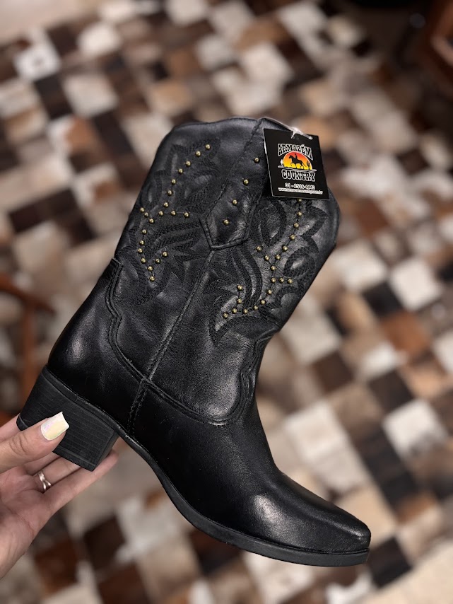 Bota country bico fino: como inserir a tendência em looks femininos