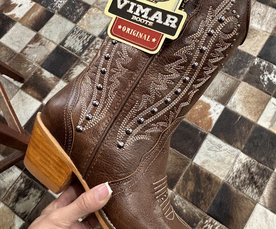 Botas country femininas: como escolher modelos que unem estilo e presença