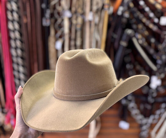 Como usar chapéu country em produções femininas com proposta mais sofisticada
