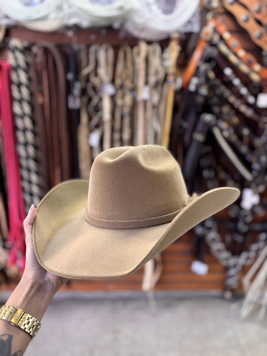 Como usar chapéu country em produções femininas com proposta mais sofisticada